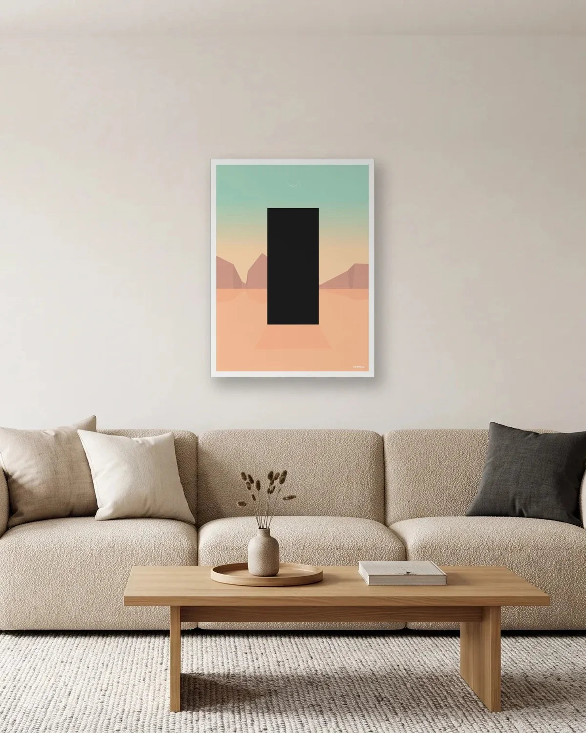 Affiche de cinéma minimaliste sans titre : un rectangle noir debout dans un désert rose, encadrée au-dessus d'un canapé