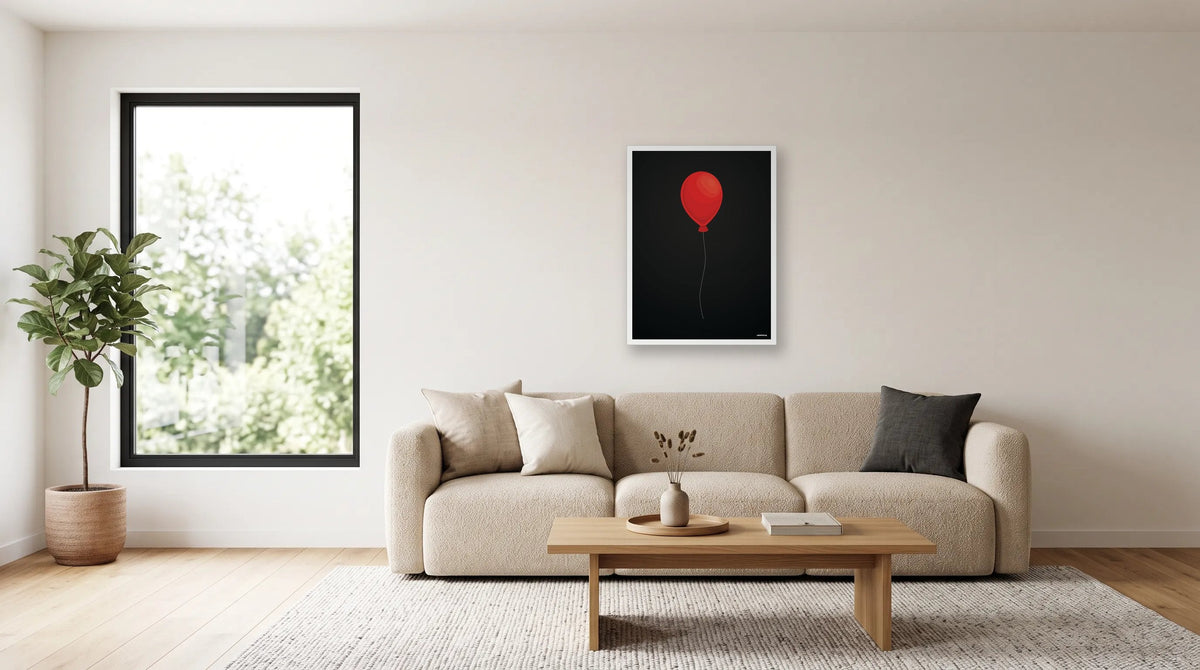 Film d'horreur culte en une image : affiche minimaliste rouge avec un ballon, encadrée dans un salon sombre pour Halloween