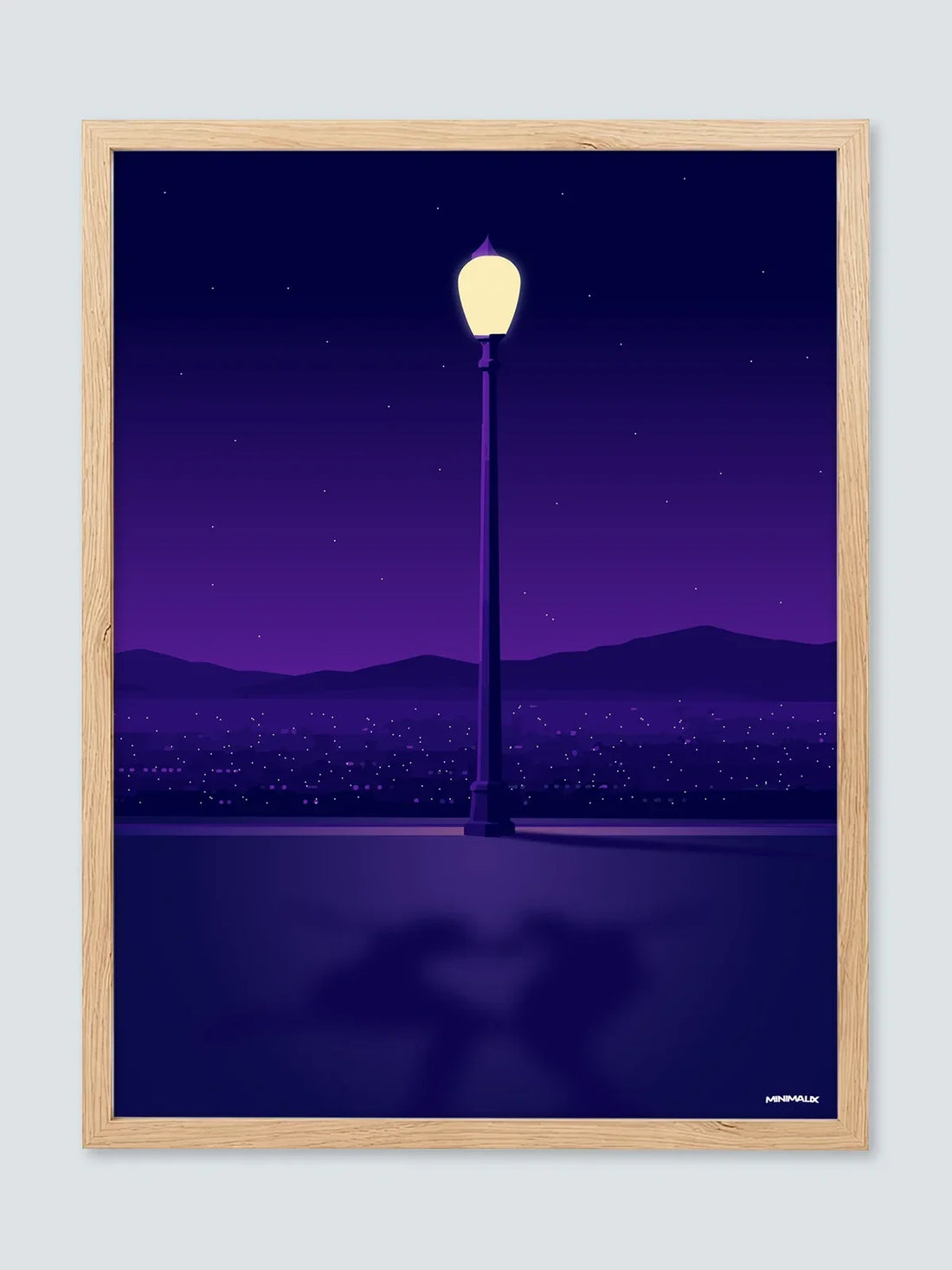 Nouvelles affiches Minimalix : affiche violette d'un lampadaire allumé au-dessus d'une ville de nuit, dans un cadre chêne