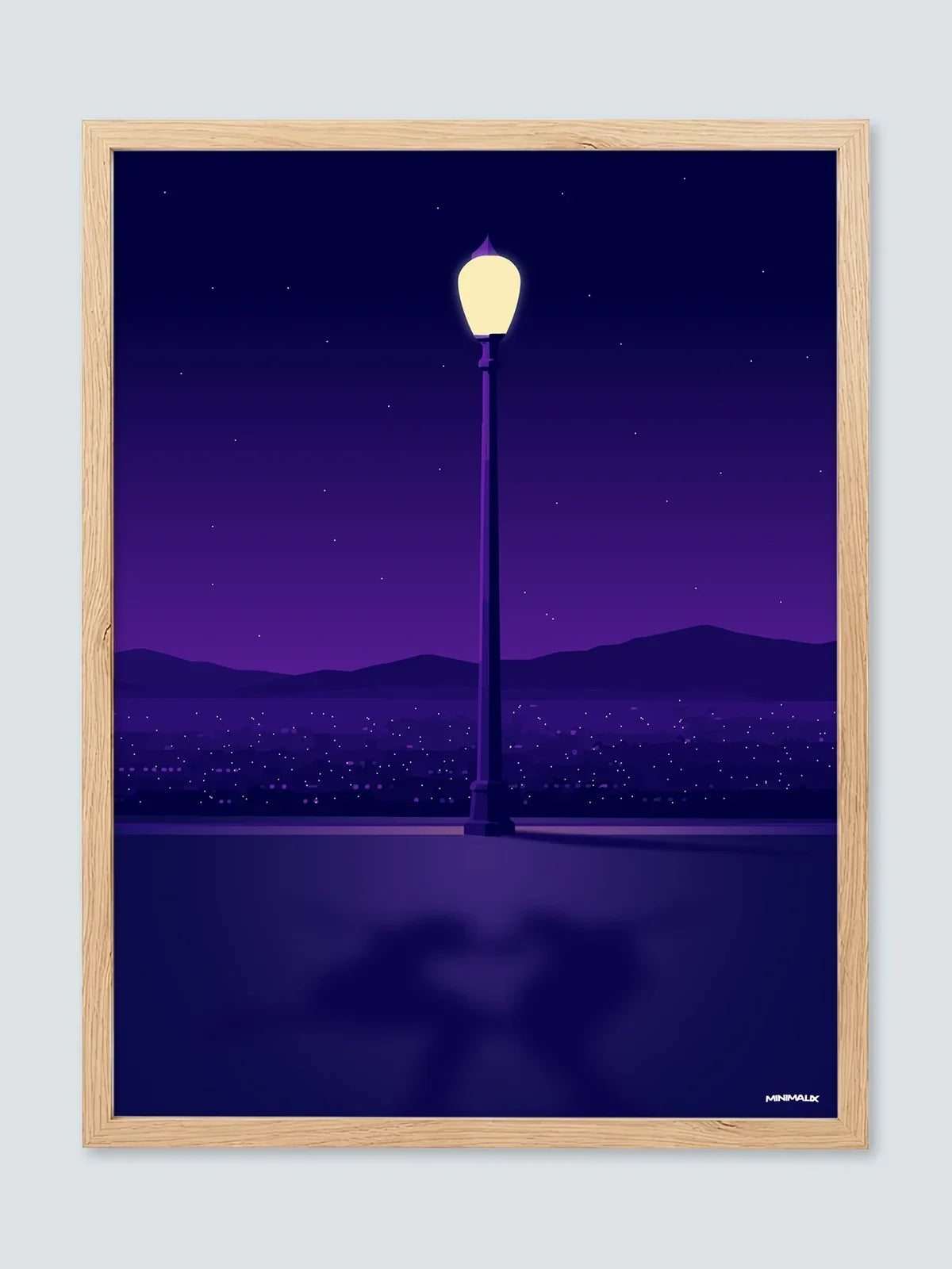 Nouvelles affiches Minimalix : affiche violette d'un lampadaire allumé au-dessus d'une ville de nuit, dans un cadre chêne