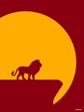 Affiche minimaliste rouge et jaune : la silhouette rouge d'un lion à crinière debout sur un promontoire rocheux, devant un immense soleil jaune sur fond bordeaux