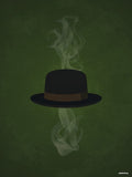 Affiche minimaliste verte : un chapeau noir à ruban brun flotte au centre, des volutes de fumée pâle montent au-dessus et en dessous, fond vert sombre tacheté
