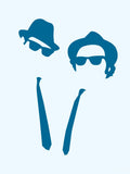 Affiche minimaliste bleue : deux silhouettes découpées, un chapeau à lunettes noires et une tête bouclée à lunettes, surmontant deux cravates fines