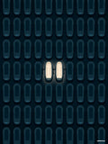 Affiche minimaliste bleu sombre : une grille de capsules ovales identiques vues du dessus, dont deux seulement sont éclairées en blanc au centre