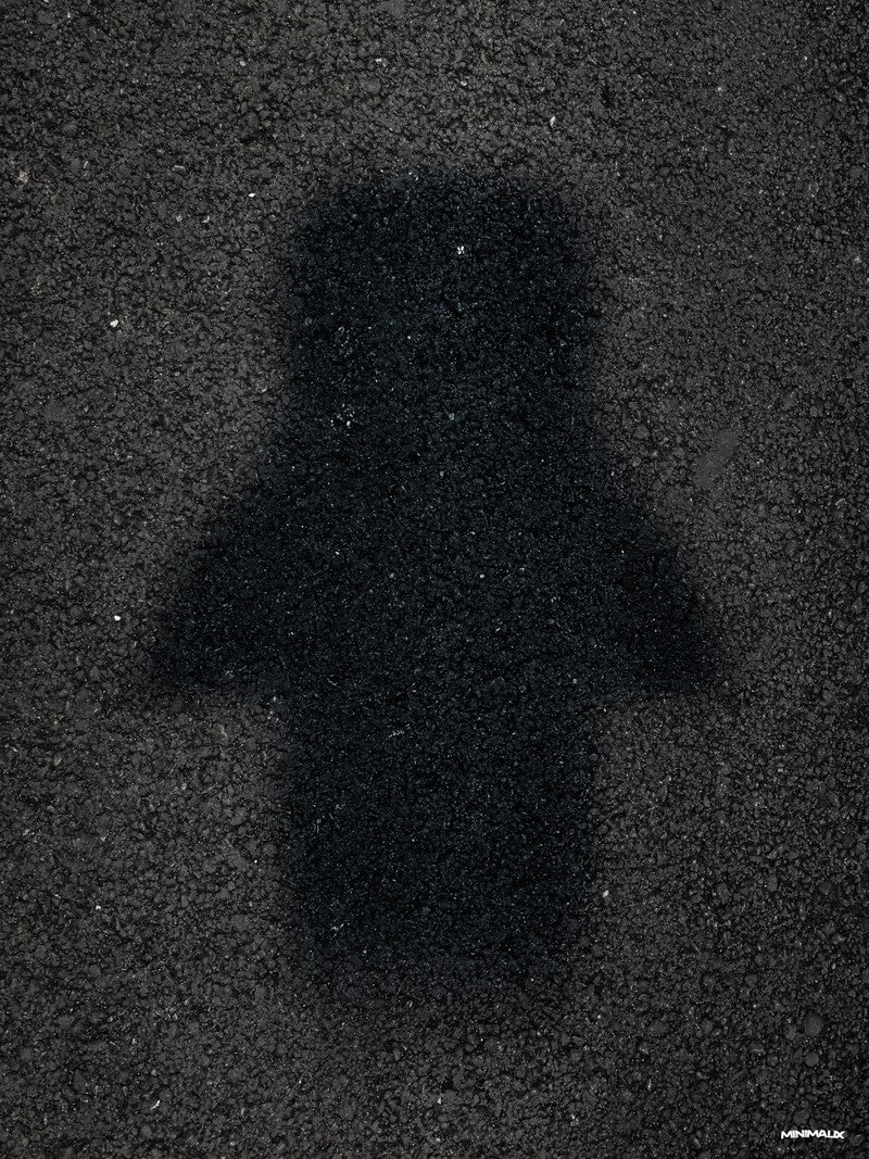 Affiche minimaliste noire : une ombre de voiture vue de dessus, floue et sombre, projetée sur un bitume gris granuleux, sans la voiture elle-même