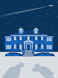 Affiche minimaliste bleue : grande maison de brique sous la neige, un avion qui s'éloigne dans la nuit et deux ombres d'hommes sur la pelouse blanche