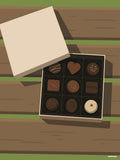 Affiche minimaliste verte et brune : une boîte de neuf chocolats ouverte sur les lattes d'un banc en bois, couvercle posé à côté