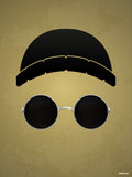 Affiche minimaliste beige et noire : un bonnet noir et des lunettes rondes aux verres noirs cerclées d'argent, sans visage, sur un fond ocre marbré