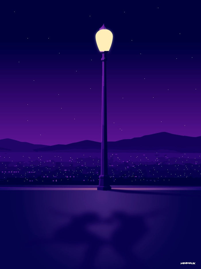 Affiche minimaliste violette : un lampadaire ancien allumé sur un promontoire, une ville constellée de lumières en contrebas, ciel étoilé