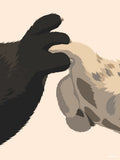 Affiche minimaliste beige : une grosse patte noire pince entre deux griffes le doigt d'une patte grise tachetée, en gros plan sur fond crème