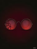 Affiche minimaliste noire : une paire de lunettes rondes à verres rouges sur fond noir, le verre gauche fêlé en étoile, halo sombre autour
