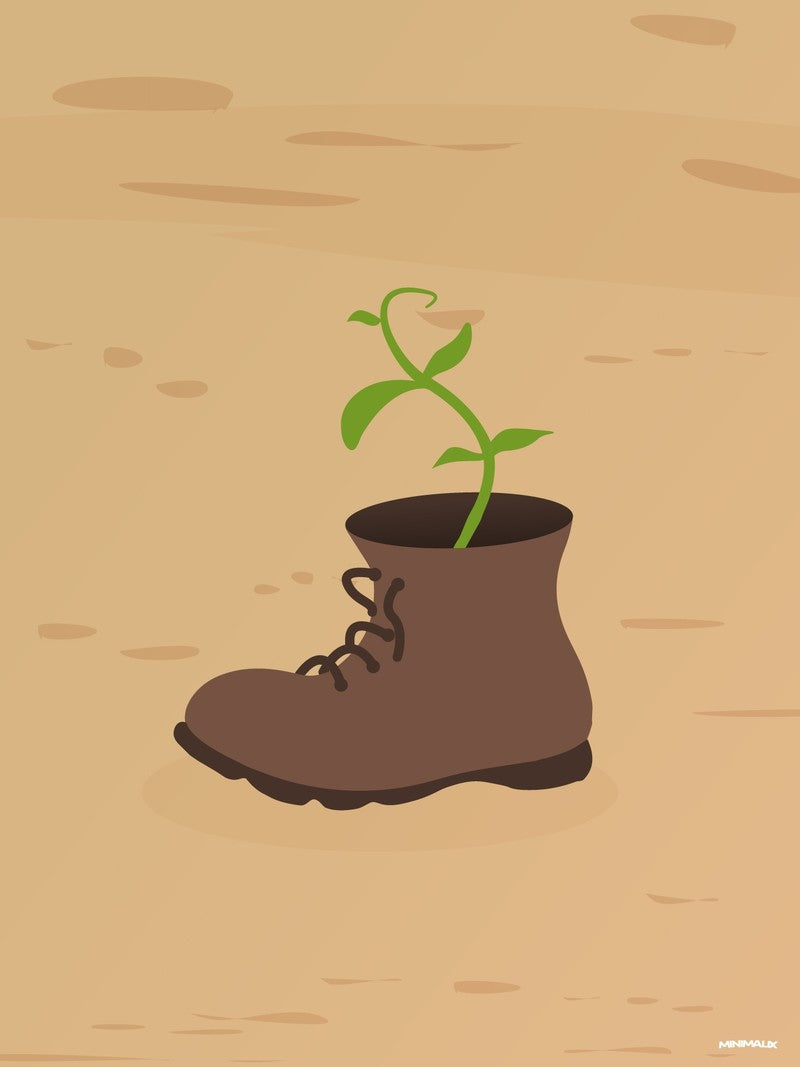 Affiche minimaliste beige : une vieille chaussure montante brune à lacets posée sur un sol de sable, d'où sort une jeune pousse verte à quelques feuilles