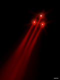 Affiche minimaliste noire : trois points rouges lumineux en triangle dans le coin supérieur droit, d'où partent trois faisceaux laser rouges vers le bas de l'image